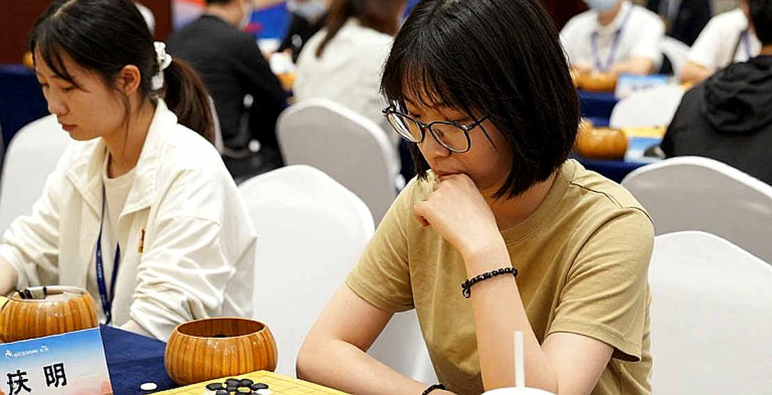 ChessBase ký Kostya Kavutskiy: nước cờ nằm ngoài bàn cờ