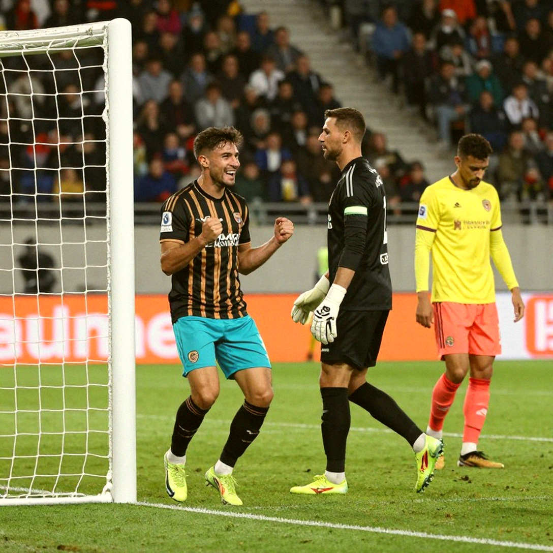 Thom Haye, thẻ đỏ phút 37 và lời bào chữa được định khung của John Herdman
