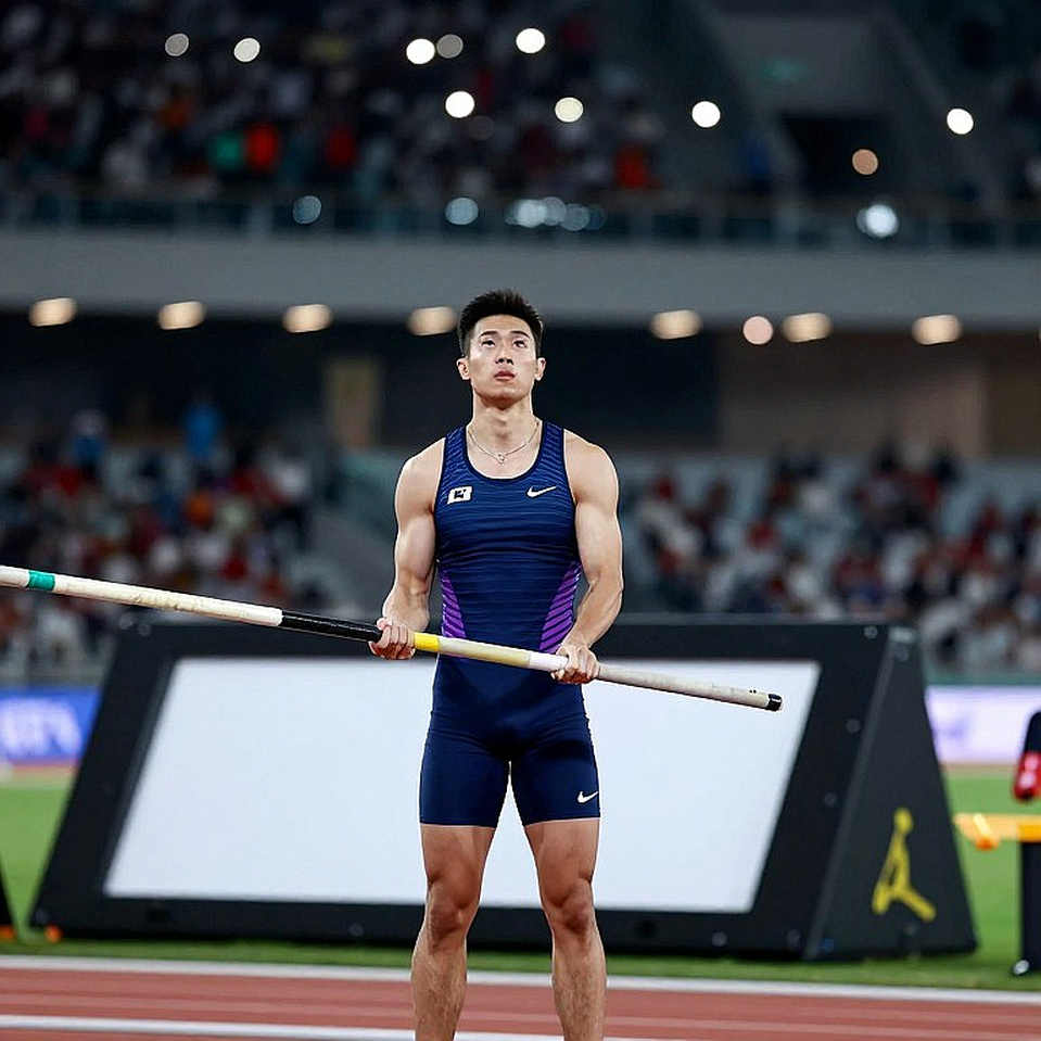 Tấm HCV ASIAD bị tước sau 24 giờ: đường đua đi bộ và đường biên vài milimét