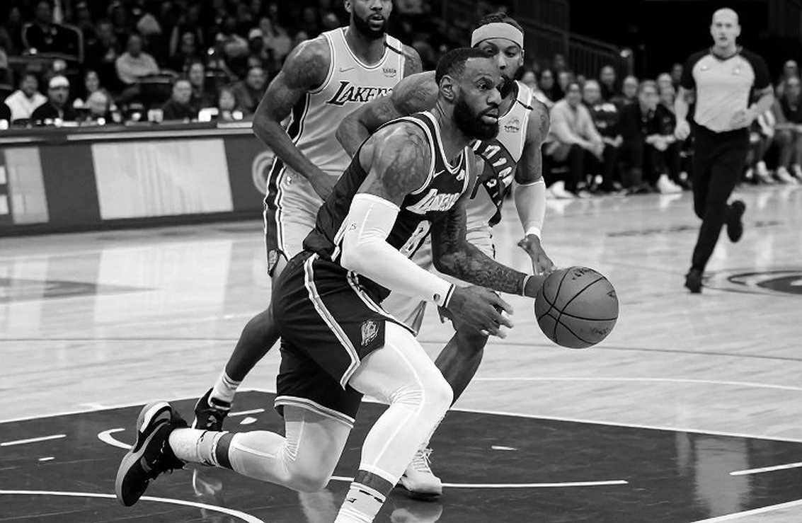 Mike James cảm ơn Mathias Lessort: chiếc xe tập đi đang tố cáo điều Anadolu Efes không dám nói
